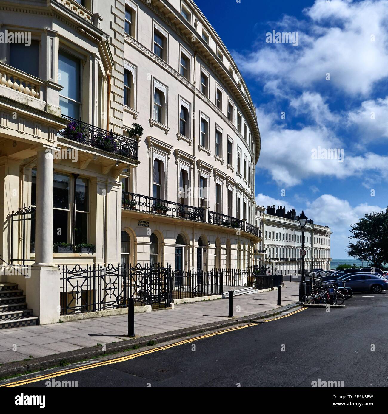 UK, East Sussex, costa meridionale dell'Inghilterra, City of Brighton e Hove, una fila curva di Georgian House che un tempo erano case di città individuali, ma ora sono stati convertiti in appartamenti. Questi si trovano a Hove Brighton si trova sulla costa meridionale dell'Inghilterra e fa parte del comune della città di Brighton e Hove, la posizione di Brighton ne ha reso una destinazione popolare per i turisti, ed è la destinazione balneare più popolare del Regno Unito per i turisti d'oltremare, Foto Stock