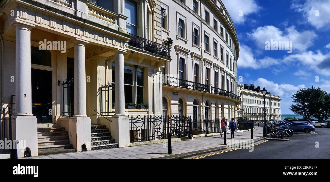 UK, East Sussex, costa meridionale dell'Inghilterra, City of Brighton e Hove, una fila di Georgian House che un tempo erano case di città individuali, ma ora sono stati convertiti in appartamenti. Questi sono in Hove. Brighton si trova sulla costa meridionale dell'Inghilterra e fa parte del comune della città di Brighton e Hove, la posizione di Brighton lo ha reso una destinazione popolare per i turisti, ed è la destinazione balneare più popolare del Regno Unito per i turisti d'oltremare, Foto Stock