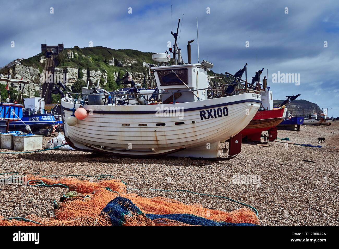 Hastings è una città e un borgo in East Sussex sulla costa meridionale dell'Inghilterra, Vieof Fishing Boat sulla spiaggia, la più grande flotta di pesca in Europa mettendo le barche al mare dalla spiaggia di ciottoli Mode de transport, Navire nautique, ?quipement de navigation Foto Stock