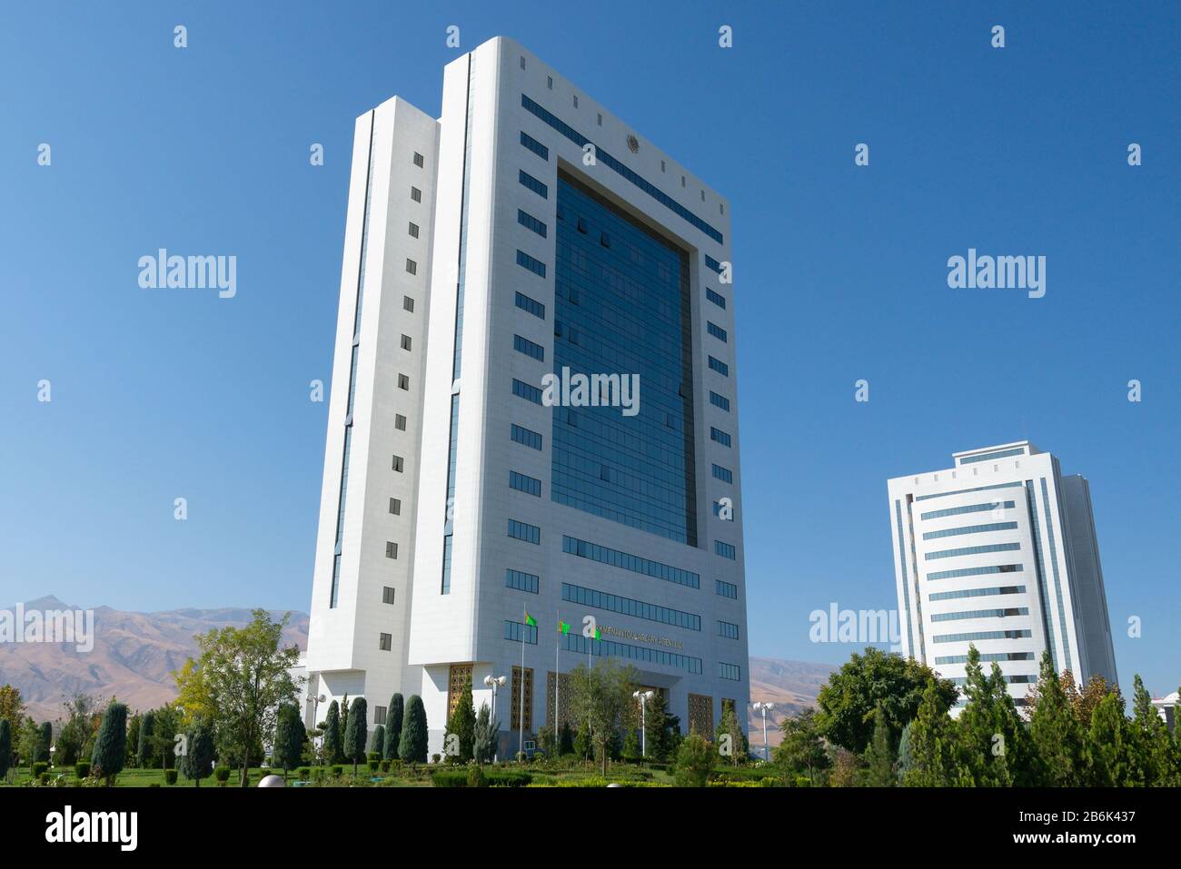 Ministero dell'industria e delle comunicazioni del Turkmenistan ad Ashgabat. Edificio governativo costruito con marmo bianco. Foto Stock