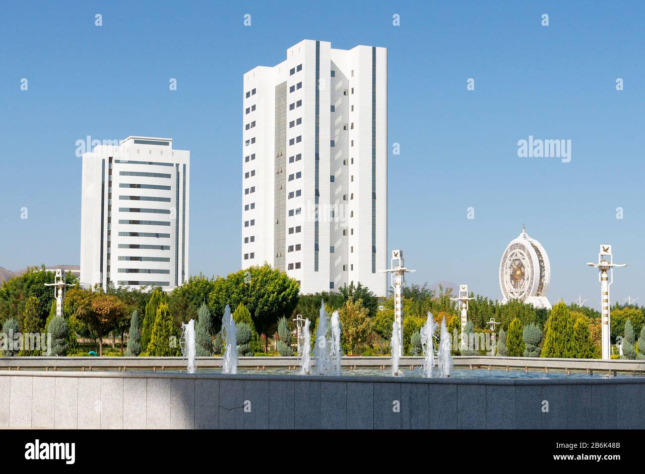 Edifici in marmo bianco, tra cui Alem Cultural and Entertainment Center, ruota panoramica coperta e due ministeri ad Ashgabat, Turkmenistan. Foto Stock