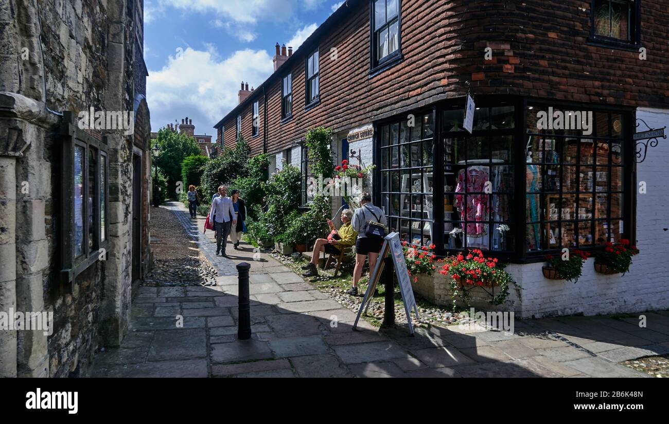 Inghilterra, Rye è una vecchia città fortificata normanna, una vieof turisti a piedi lungo la strada acciottolata nella città storica Foto Stock