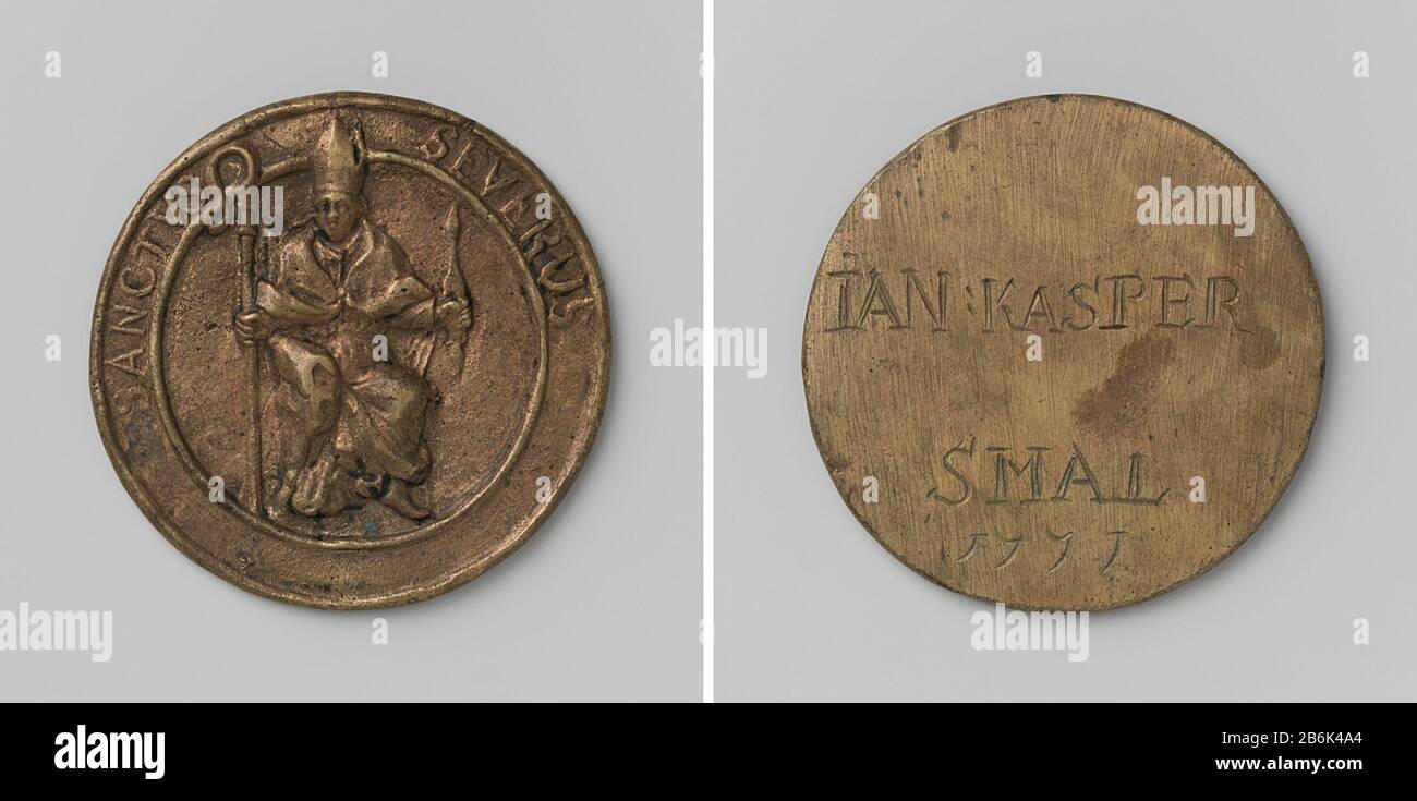 Drappiers- e gewantmakersgilde Maastricht, medaglia della gilda di Jan Kasper Smal MESTING Penning. Voorzijde: Gemijterde San Severinus si è incontrato in rechterhand bisschopsstaf en in linkerhand lange weversspoel binnen omschrift. Keerzijde: Oppschrift. Produttore : anoniem dating: 1771 Materiale: Messing Techniek: Gieten / graveren (inkerven) dimensioni: D 5 cm. × g 37,11 gr Data: 1771 - 1771 Foto Stock