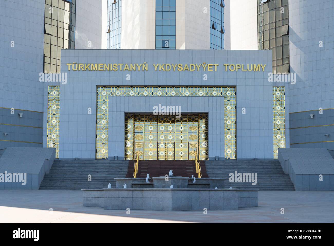 Ministero dell'Economia e dello sviluppo del Turkmenistan ingresso ad Ashgabat, Turkmenistan. Edificio governativo in marmo bianco e ornamenti in oro. Foto Stock