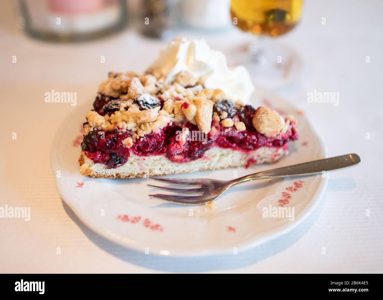 Streuselkuchen di frutta o torta di briciole tedesca - una specialità tedesca Foto Stock