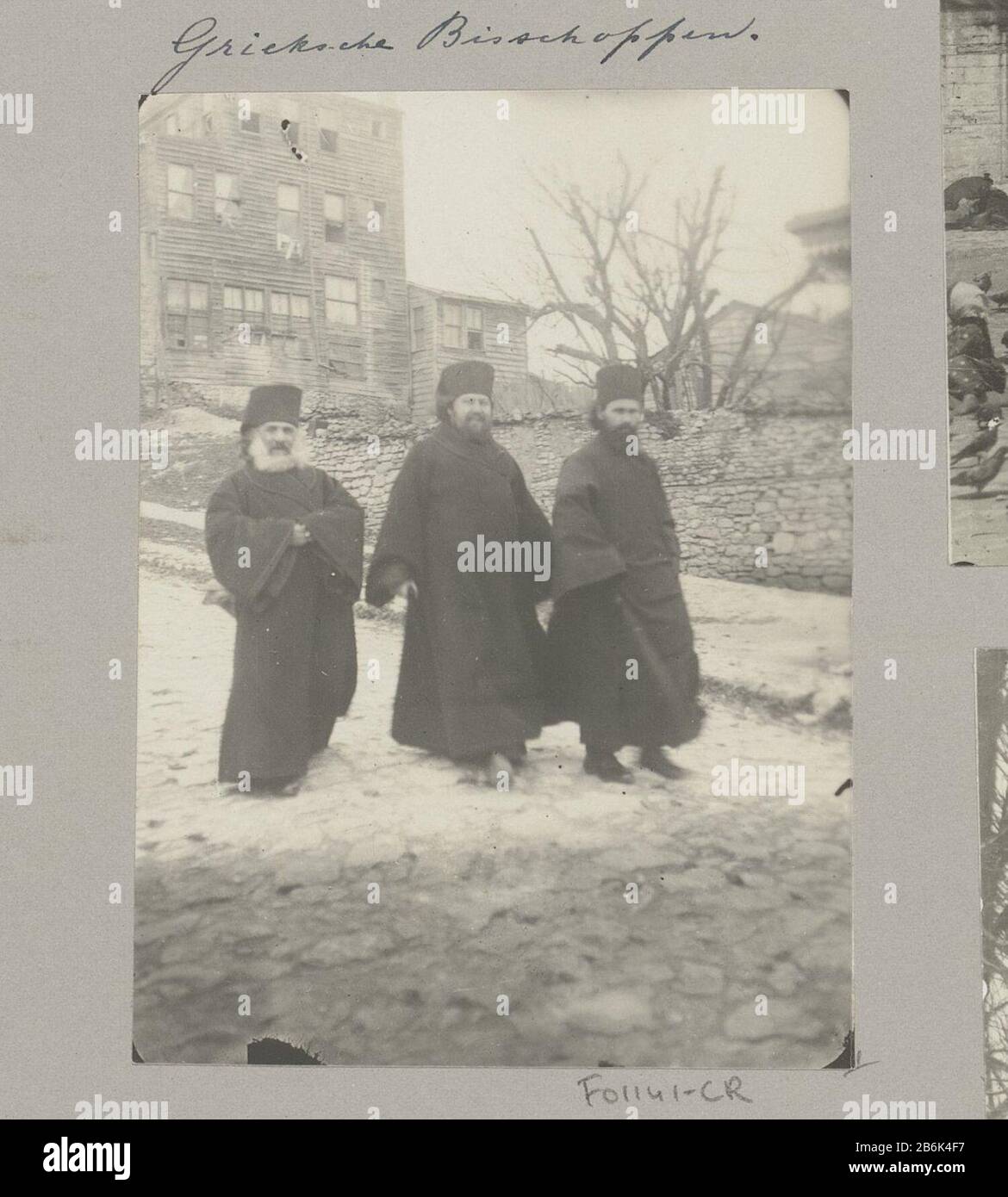 Tre sacerdoti greci che camminano per la strada, probabilmente a Istanbul Parte di immagini di un viaggio attraverso l'Europa meridionale e il Medio Oosten. Produttore : fotografo: Anonymous Place fabbricazione: Istanboel dating: 1900 - caratteristiche o Apr 1910 Fisico: Gelatina argento stampa materiale: Carta Tecnica: Gelatina argento stampa dimensioni: H 103 mm × W 76 mm Soggetto: Greco-ortodossa Chiesa Dove: Istiboel Foto Stock