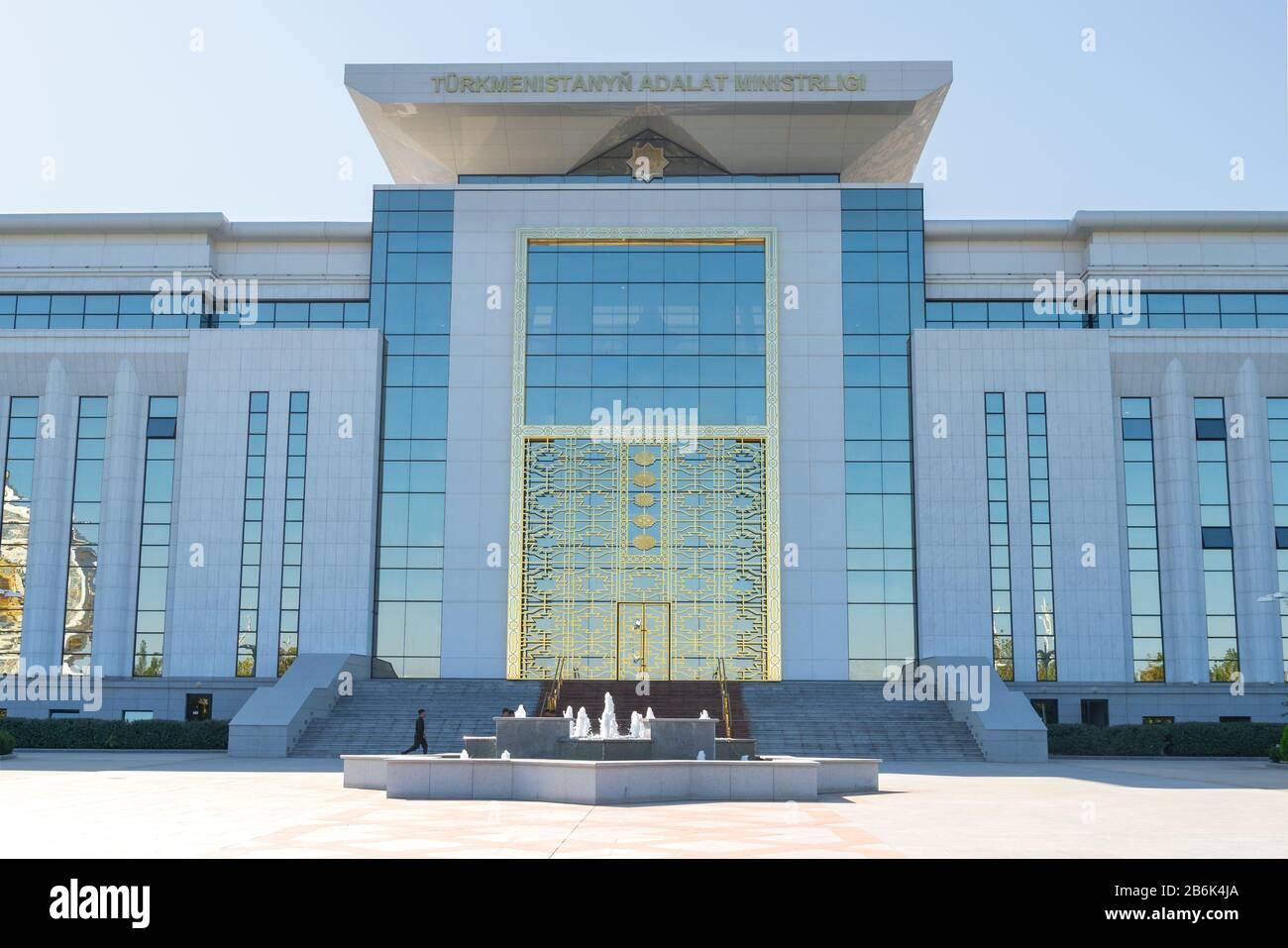 Ministero della Giustizia (Adalat) e edificio del diritto ad Ashgabat, Turkmenistan. Costruzione di ornamenti in marmo bianco e oro. Edificio governativo. Foto Stock