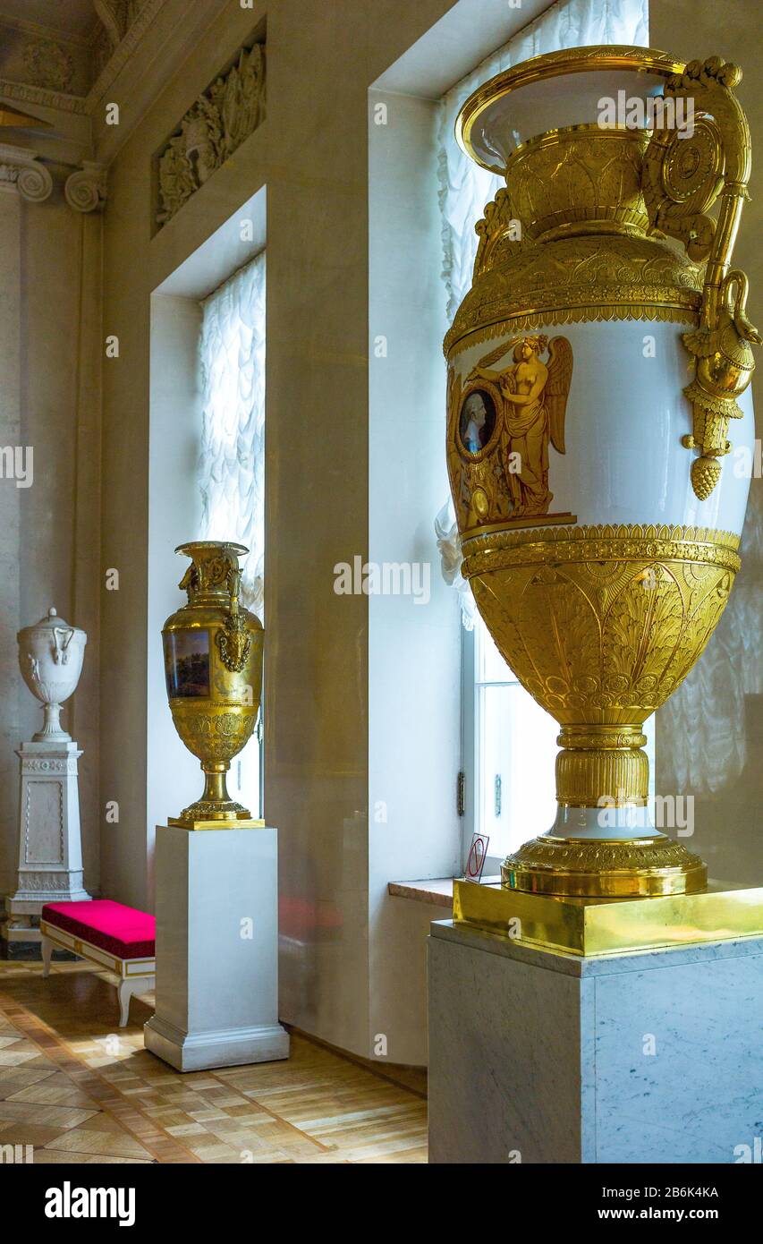 San Pietroburgo, Russia, vasi in stile impero nel Museo Statale Hermitage  Foto stock - Alamy