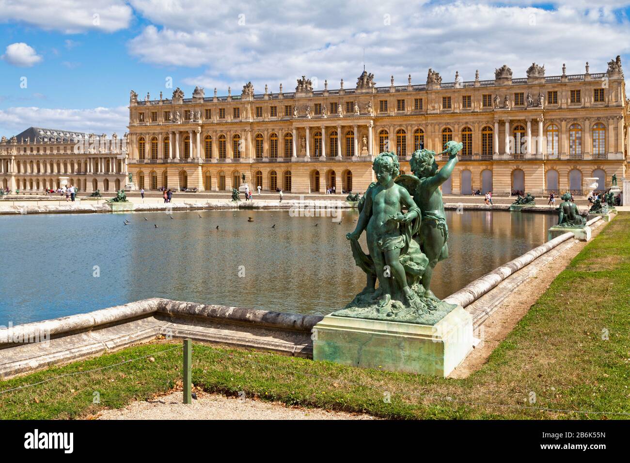 Versailles, Francia - 20 agosto 2017: Statua in bronzo di tre cherubini posta ai margini di un bacino del Bassin du Midi nei giardini di Versailles, Foto Stock