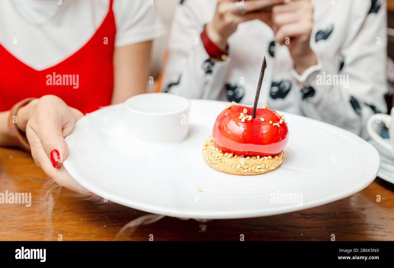 Gustoso dessert con vapore d'azoto liquido nel ristorante Foto Stock