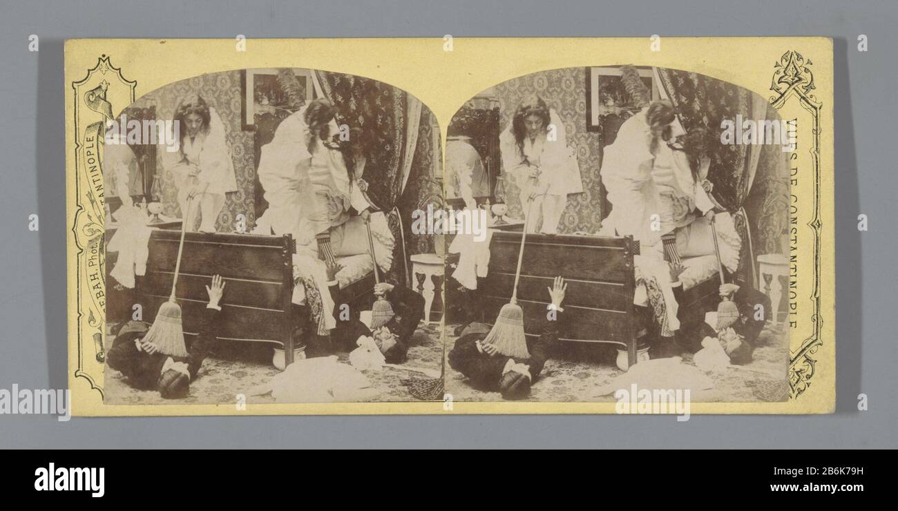 Tre giovani donne in sleepwear caccia uomini con scope sotto letto di Vues de Costantinopoli (serie titolo oggetto) Tre giovani donne in sleepwear caccia uomini con scope sotto letto vandaanVues de Costantinopoli (serie titolo oggetto) Tipo Di Proprietà: Stereo immagine numero articolo: RP-F F10276 Iscrizioni / marchi: Testo, recto, stampato: 'Vues de Costantinopoli ' Manufacture Vervaardiger: Fotografo: J. Pascal Sebah & Joailier (indicato sull'oggetto) Incontri: CA. 1890 - ca. 1900 Materiale: Carta fotografica, cartone Tecnica: Pressione albumina dimensioni: Supporto secondario: H 86 mm × W 174 mm Oggetto: Sottodile Foto Stock