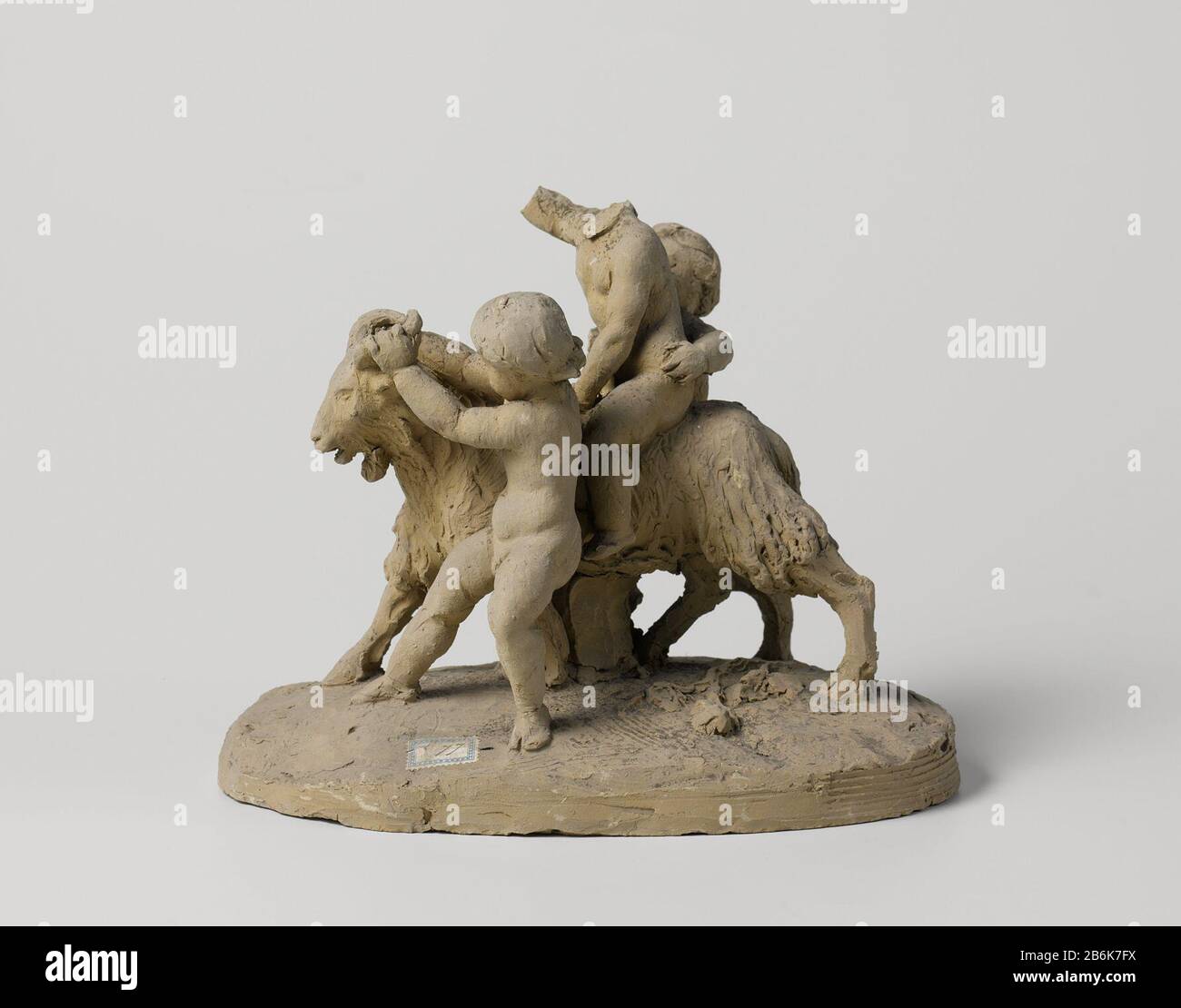 Tre bambini che giocano con una capra Drie kinderen spelend met een bok Oggetto tipo : beeldhouwwerk Objectnummer: BK-18807 Produttore : beeldhouder: Eugène Lacomblé dating: CA. 18900 - ca. 1900 Materiale: Klei dimensioni: H 19 cm. × b 23,5 cm. × d 14,5 cm. Foto Stock