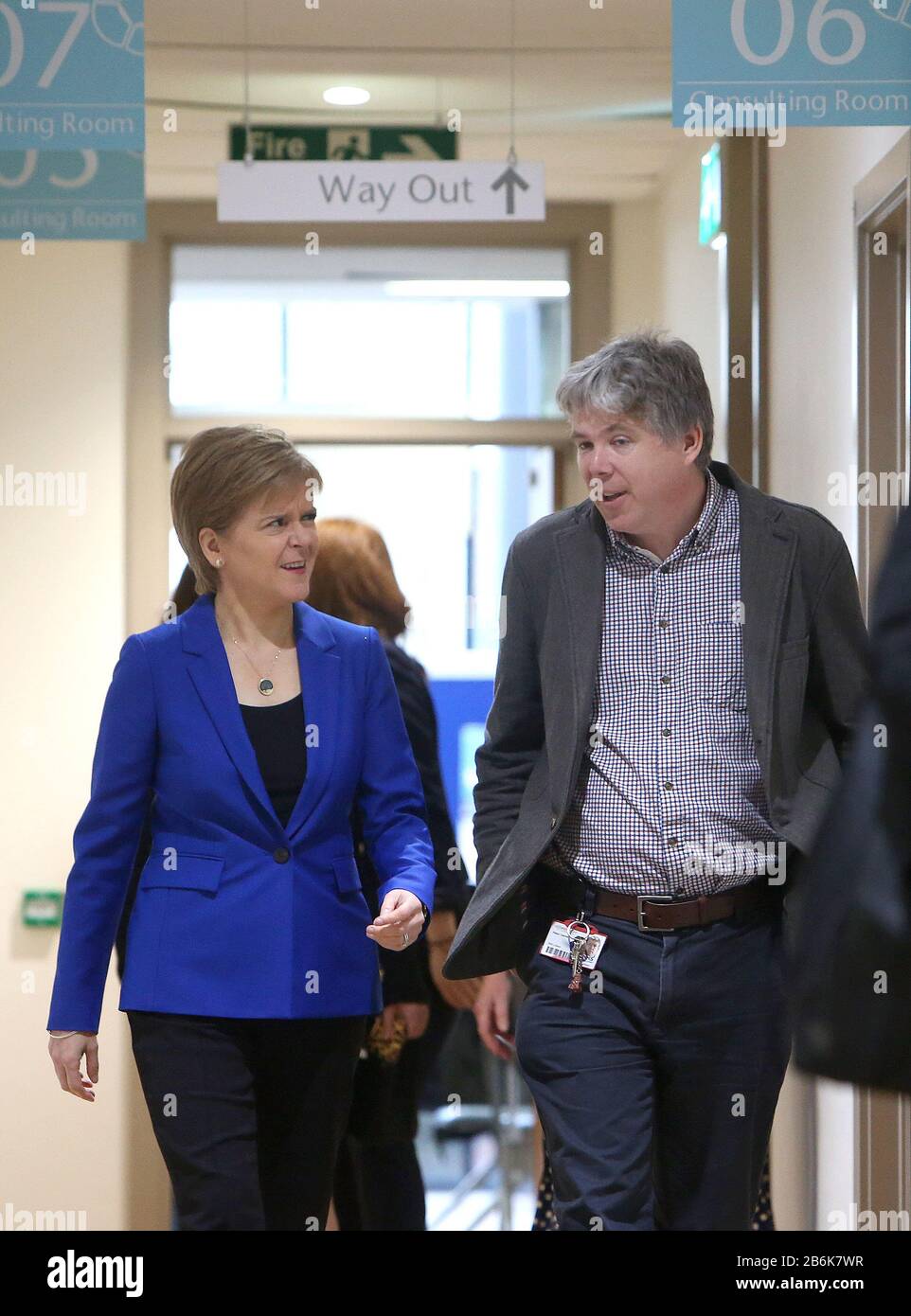 Il Primo ministro scozzese Nicola Sturgeon parla con il Dr. Peter Cairns al Wester Hailes Healthy Living Centre di Edimburgo. Il Primo Ministro ha visto una video consultazione con un paziente da casa propria. Foto Stock