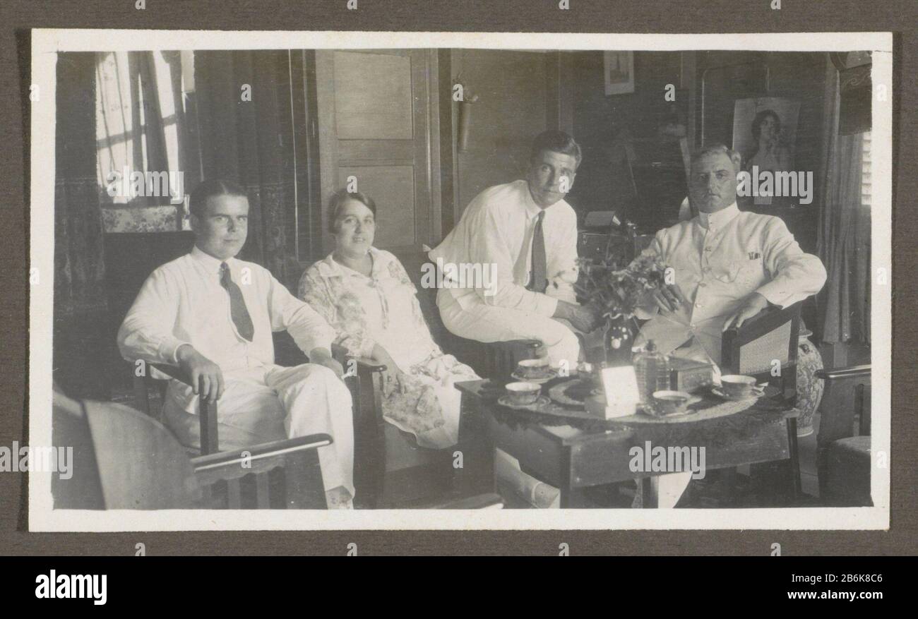 Tre uomini e una donna intorno a una parte da tavolo della Family Album Dutch-Indië. Produttore : fotografo: Anonimo Data: 1920 - 1930 caratteristiche Fisiche: Gelatina argento materiale di stampa: Carta tecnica: Gelatina argento dimensioni di stampa: H 65 mm × W 112 mmOnderwerp Foto Stock