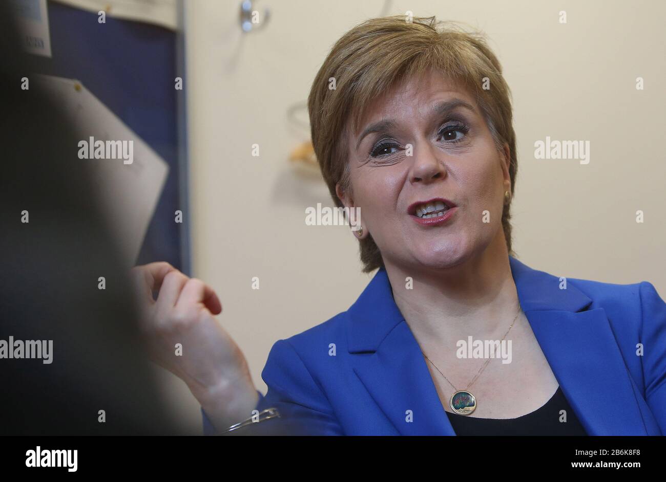 Il Primo ministro scozzese Nicola Sturgeon si trova nel Dr. Peter Cairns, che conduce una video consultazione al Wester Hailes, Il Centro di vita Sana di Edimburgo, con un paziente dalla propria casa. Foto Stock