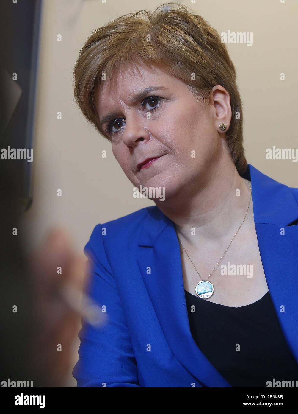 Il Primo ministro scozzese Nicola Sturgeon si trova nel Dr. Peter Cairns, che conduce una video consultazione al Wester Hailes, Il Centro di vita Sana di Edimburgo, con un paziente dalla propria casa. Foto Stock