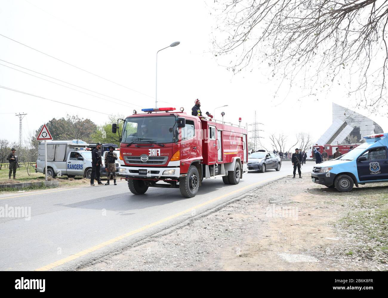 Islamabad. 11th Mar, 2020. L'11 marzo 2020, a Islamabad, è stato visto un veicolo antincendio intorno al sito di un aereo di combattimento F-16 dell'aviazione pakistana. Un aereo militare pakistano (PAF) F-16 un aereo da combattimento si è schiantato nella capitale Islamabad mercoledì durante una prova per la parata del Pakistan Day, uccidendo il pilota a bordo, portavoce del PAF Syed Ahmer Raza ha detto Xinhua. Credito: Liu Tian/Xinhua/Alamy Live News Foto Stock