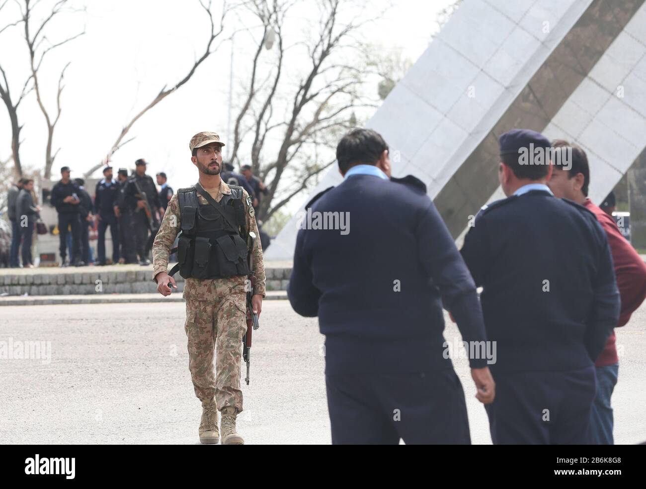 Islamabad. 11th Mar, 2020. L'esercito e la polizia pakistani si sono scontrati con il sito di un aereo di combattimento F-16 a Islamabad l'11 marzo 2020. Un aereo militare pakistano (PAF) F-16 un aereo da combattimento si è schiantato nella capitale Islamabad mercoledì durante una prova per la parata del Pakistan Day, uccidendo il pilota a bordo, portavoce del PAF Syed Ahmer Raza ha detto Xinhua. Credito: Liu Tian/Xinhua/Alamy Live News Foto Stock
