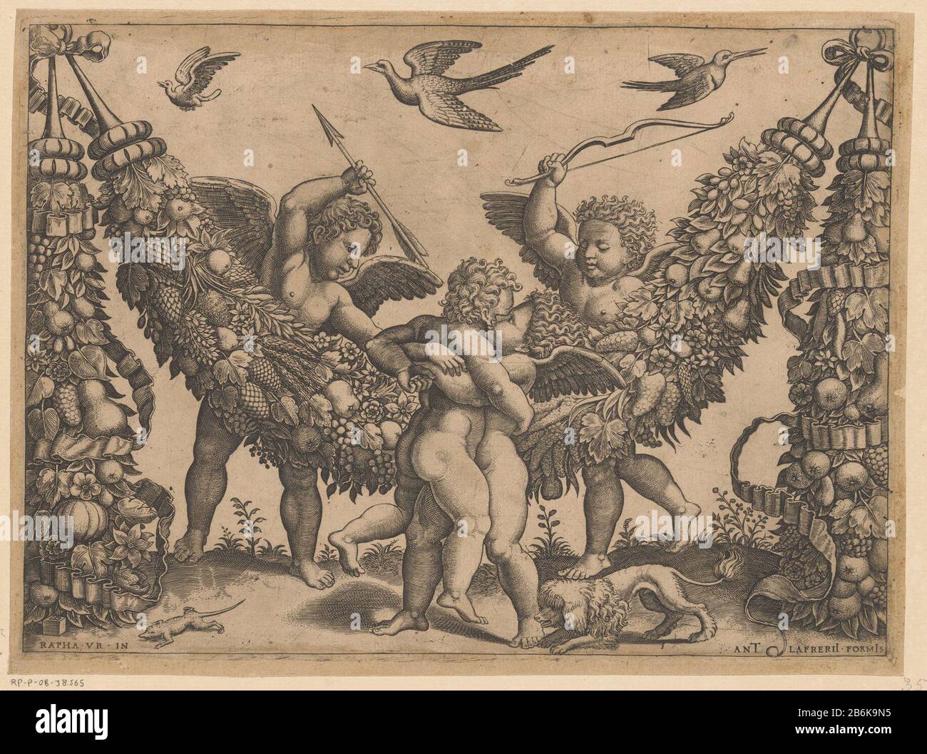 Voor een grote guirlande tilt een putto een kind op. Achter de guirlande twee putti met pijl-en-boog. In de lucht drie vogels en op de voorgrond een hond. Produttore : stampatore: Meester van de Dobbelsteen (vermeld op object)naar ontwerp van: Giovanni Martininaar ontwerp van: Rafaël (vermeld op object)uitgever: Antonio Lagreri (vermeld op object)Plaats fabbricante: Italiënaar ontwerp van: Italiënaar ontwerp van: Italiëuitgever: Roma Dating: CA. 1530 - ca. 1560 Physical kenmerken: Gravure met plaattoon Materiale: Papier Techniek: Graveren (drukprocedé) / plattoon dimensioni: Plaa Foto Stock Voor een grote guirlande tilt een putto een kind op. Achter de guirlande twee putti met pijl-en-boog. In de lucht drie vogels en op de voorgrond een hond. Produttore : stampatore: Meester van de Dobbelsteen (vermeld op object)naar ontwerp van: Giovanni Martininaar ontwerp van: Rafaël (vermeld op object)uitgever: Antonio Lagreri (vermeld op object)Plaats fabbricante: Italiënaar ontwerp van: Italiënaar ontwerp van: Italiëuitgever: Roma Dating: CA. 1530 - ca. 1560 Physical kenmerken: Gravure met plaattoon Materiale: Papier Techniek: Graveren (drukprocedé) / plattoon dimensioni: Plaa Foto Stock