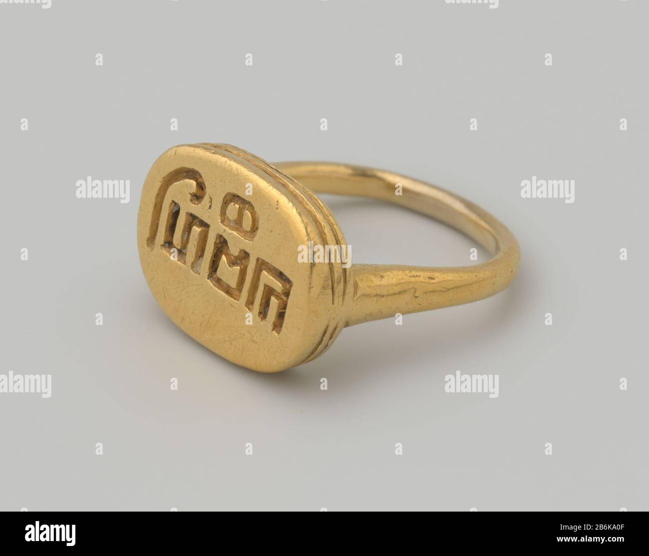 Tre anelli anello Signet Een ring van massief goud, gegegraerd met een woord in oud Javaanse 'kawi' schrift in spiegelbeeld geschreven. De woord è 'kabel' (lees 'kebal') en betekend 'immuun' di 'immuniteit' in Oud Maleis en misschien ook in Oud Javaans. Oud Maleis è oorspronkelijk een handelstaal en het woord heedft hier een diplomatico betekenis. Produttore : gudsmid: AnoniemPlaats fabbricante: Java Dating: CA. 900 - ca. 1200 Physical kenmerken: Massief goud, gegraveerd Materiale: Goud Techniek: Graveren (inkerven) dimensioni: D 2,65 cm. Cornice: B 2,02 cm. × h 1,48 cm. cerchio: d 2,39 cm. g Foto Stock