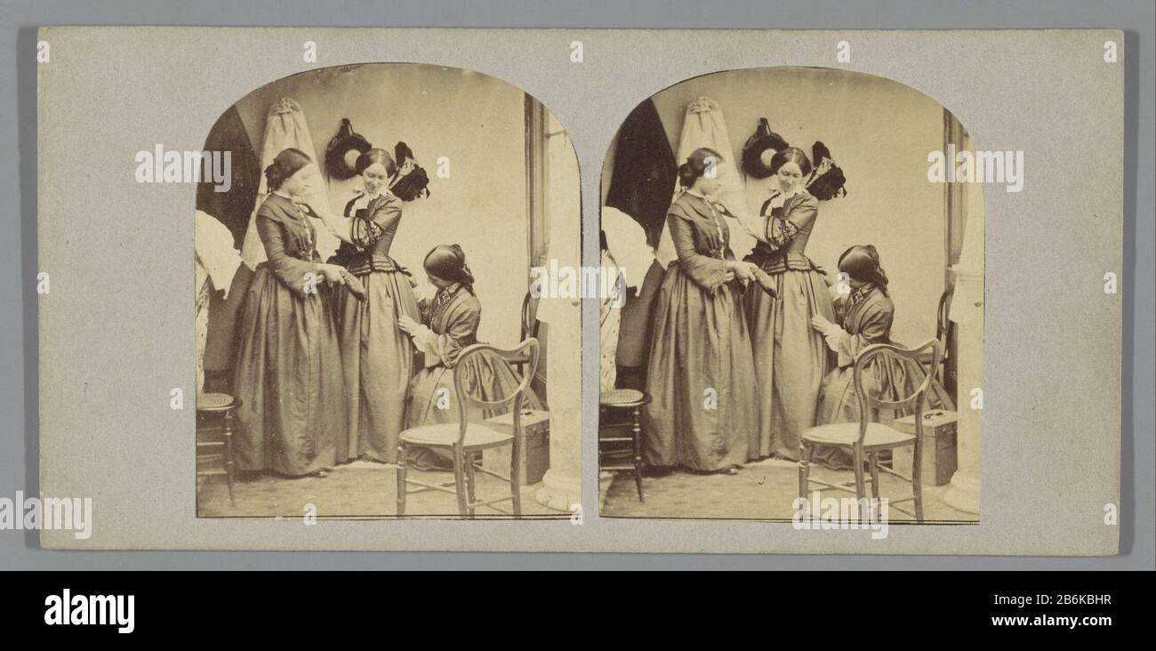 Tre spille donna gli abiti degli altri Tre abiti donna pin ogni tipo di oggetto: Stereo picture numero articolo: RP-F 2000-55 Iscrizioni / marchi: Stamp, vero, stampato 'N.J. Mouthaan / Amsterdam' Caratteristiche Fisiche: Albumen materiale di stampa: Carta fotografica, cartone Tecnica: Albumina dimensioni pressione: Immagine: H 75 mm (angoli Arrotondati sul lato superiore.) immagine a sinistra: B 63 mmrechterbeeld: B 63 mm Foto Stock
