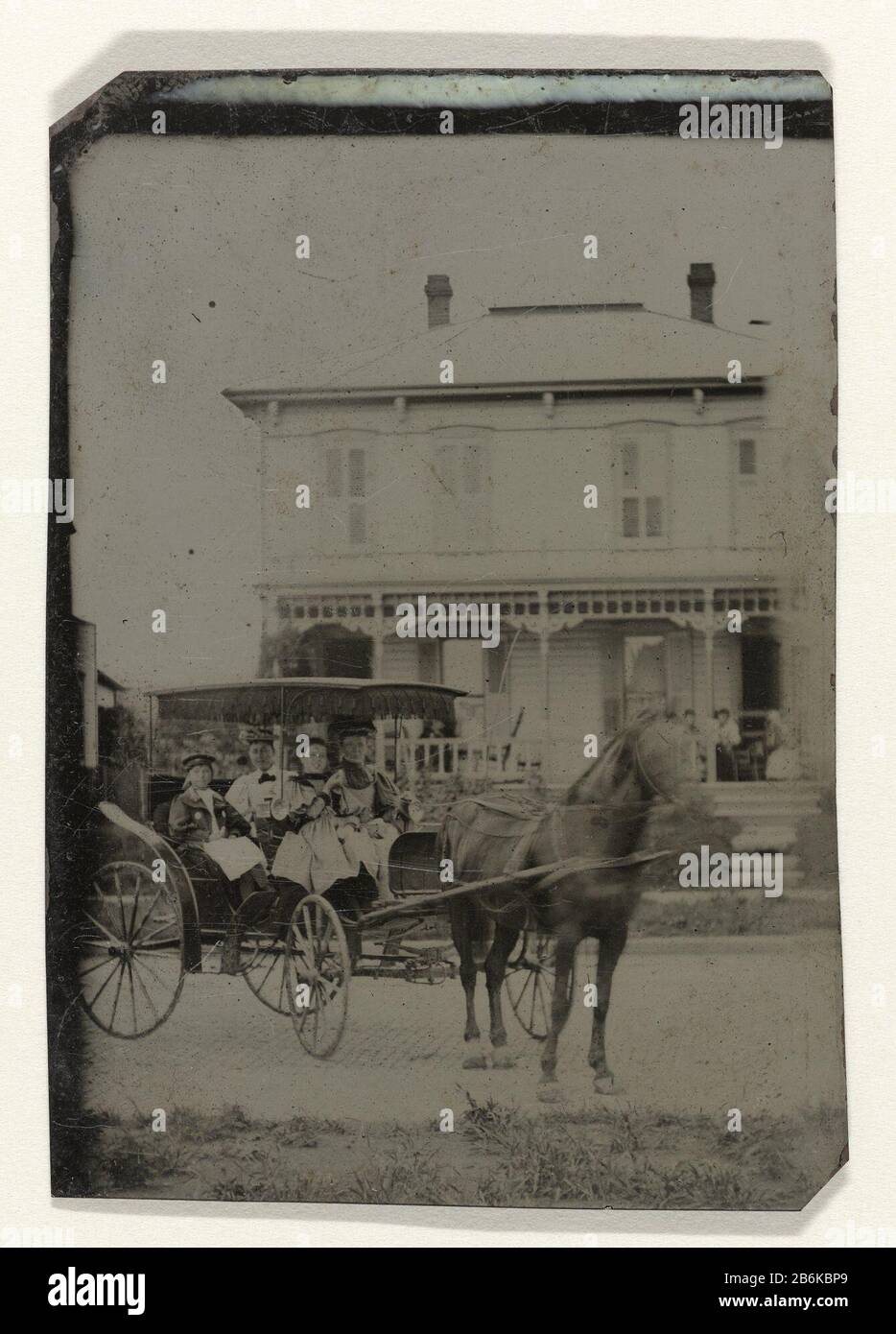 Tre donne e una ragazza in carrozza con cavalli, sullo sfondo di una casa di legno Tre donne e una ragazza in carrozza con cavalli, sullo sfondo di una casa di legno tipo oggetto (?): Foto numero articolo: RP-F 2007-430 Produttore : fotografo: Anonimo luogo produzione: USA Data: 1870 - 1900 caratteristiche Fisiche: Materiale fotografico: Metallo Tecnica: Ferrotypie dimensioni: H 84 mm × 59 b mm Foto Stock