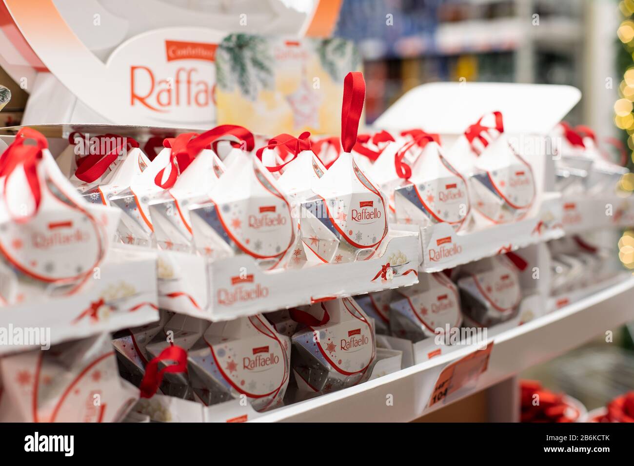 Mosca, Russia - 30 novembre 2019: Caramelle al cocco Ferrero Raffaello. Dolce regalo di natale. Presentazione di un nuovo pacchetto di dolci Raffaello con Foto Stock