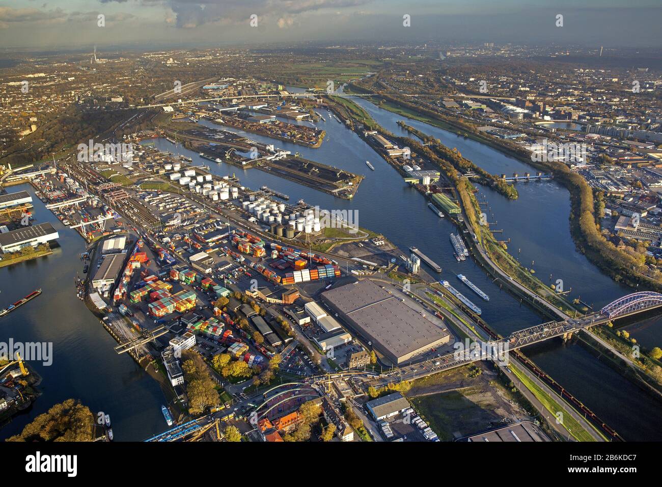 Porto di Duisburg Duisport lungo il fiume Ruhr con vista sul ponte Ruhrorter Strasse e terminal container in Ruhrort e Kasslerfeld, 13.11.2013, vista aerea , Germania, Nord Reno-Westfalia, Ruhr Area, Duisburg Foto Stock