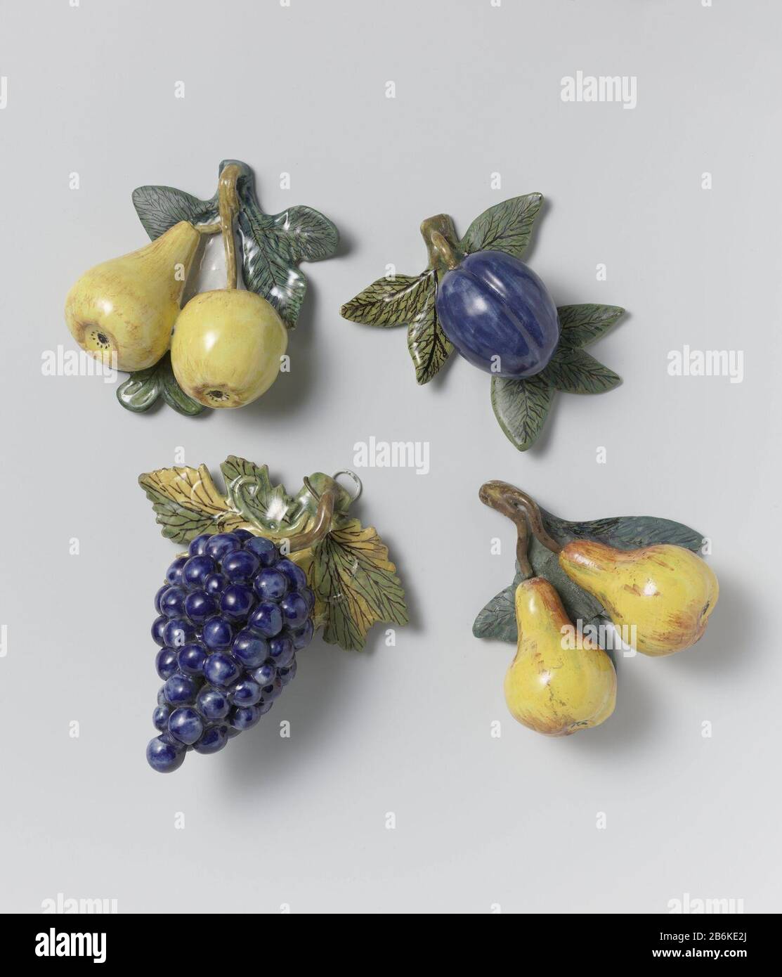 Druiventros Kunstfruit van faience, voorstellende een tros druiven op een druivenblad. Veelkleurig beschilderd. Produttore : plateelbakkerij: AnoniemPlaats fabbricante: Delft Dating: CA. 1750 - ca. 1775 kenmerken Fisico: Geglazuurd aardewerk (faience) Materiale: Faience dimensioni: H 6,5 cm. × b 14 cm. Oggetto: Grappolo d'uva Foto Stock