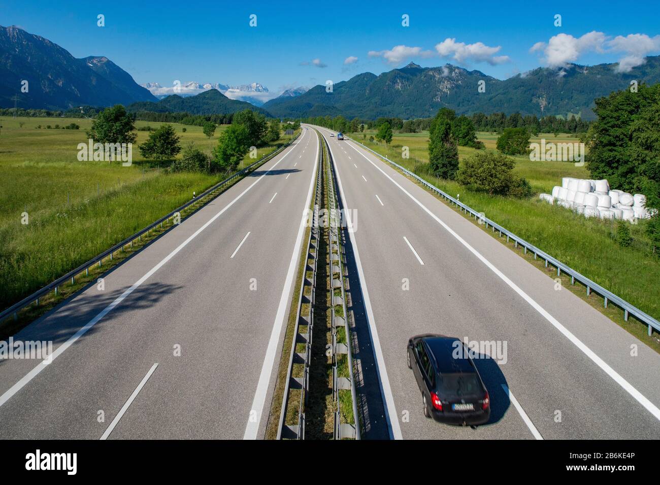 Paesaggio di Werdekfelser-Land da un ponte autostradale della A95, Germania, Baviera, Ammergebirge Foto Stock