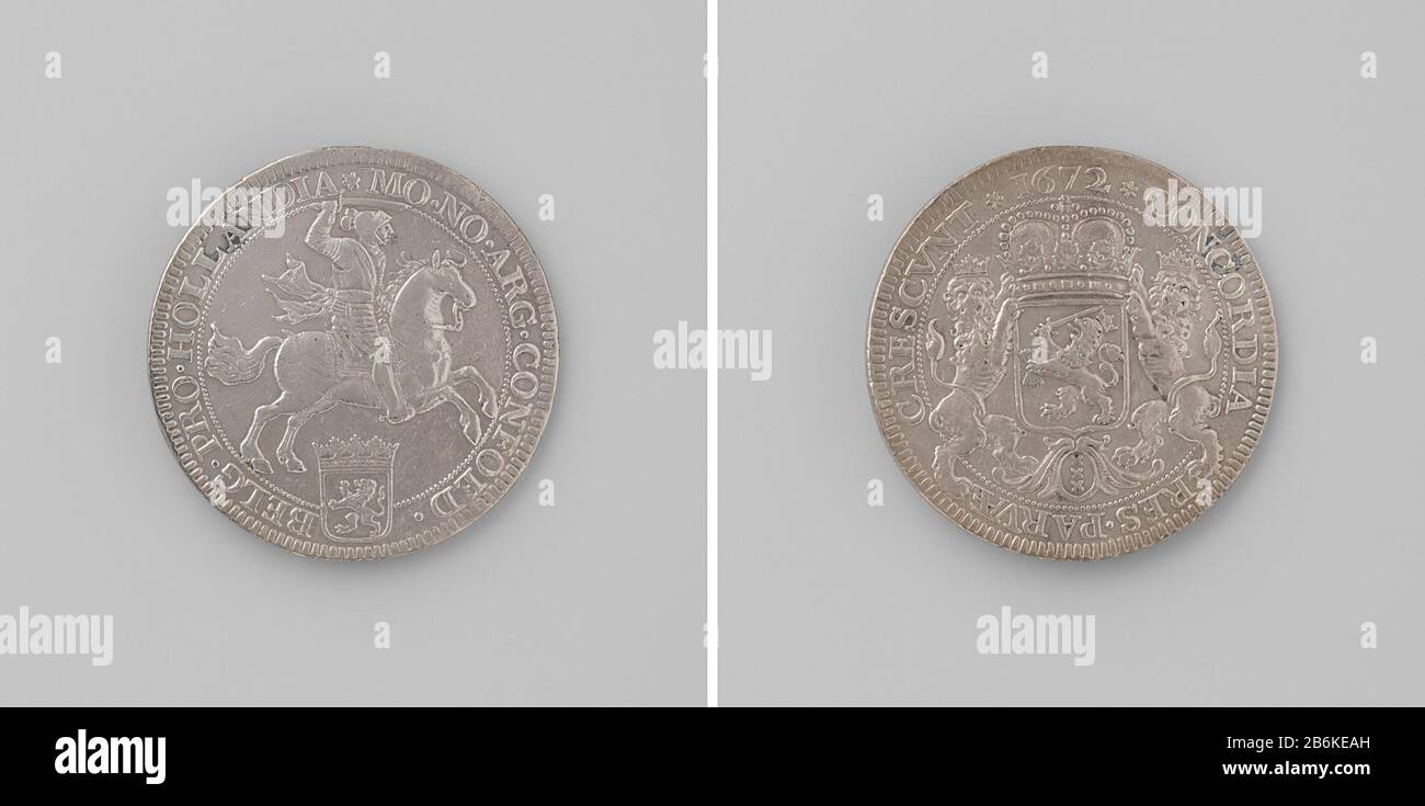 Dukaton doppia nella valuta del applicato Amsterdam picchiato argento Zilveren dukaton. Voorzijde: Ruiter te paard boven wapenschild binnen omschrift. Keerzijde: Gekroond wapenschild door twee gekroonde leeuwen gedragen binnen omschrift. Produttore : Anoniem dating: 1673 Materiale: Zilver Techniek: Slaan dimensioni: D 4,3 cm. × g 33,51 grToelichtingTijdelijke muntslag te Amsterdam. Data: 1672 - 1672 Foto Stock