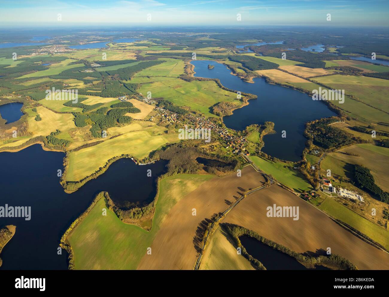 Mecklenburg Lake District a Wutsro con laghi Plaetlinsee e Klenzsee, vista aerea, 30.10.2013, Germania, Mecklenburg-Vorpommern, Wustrow Foto Stock