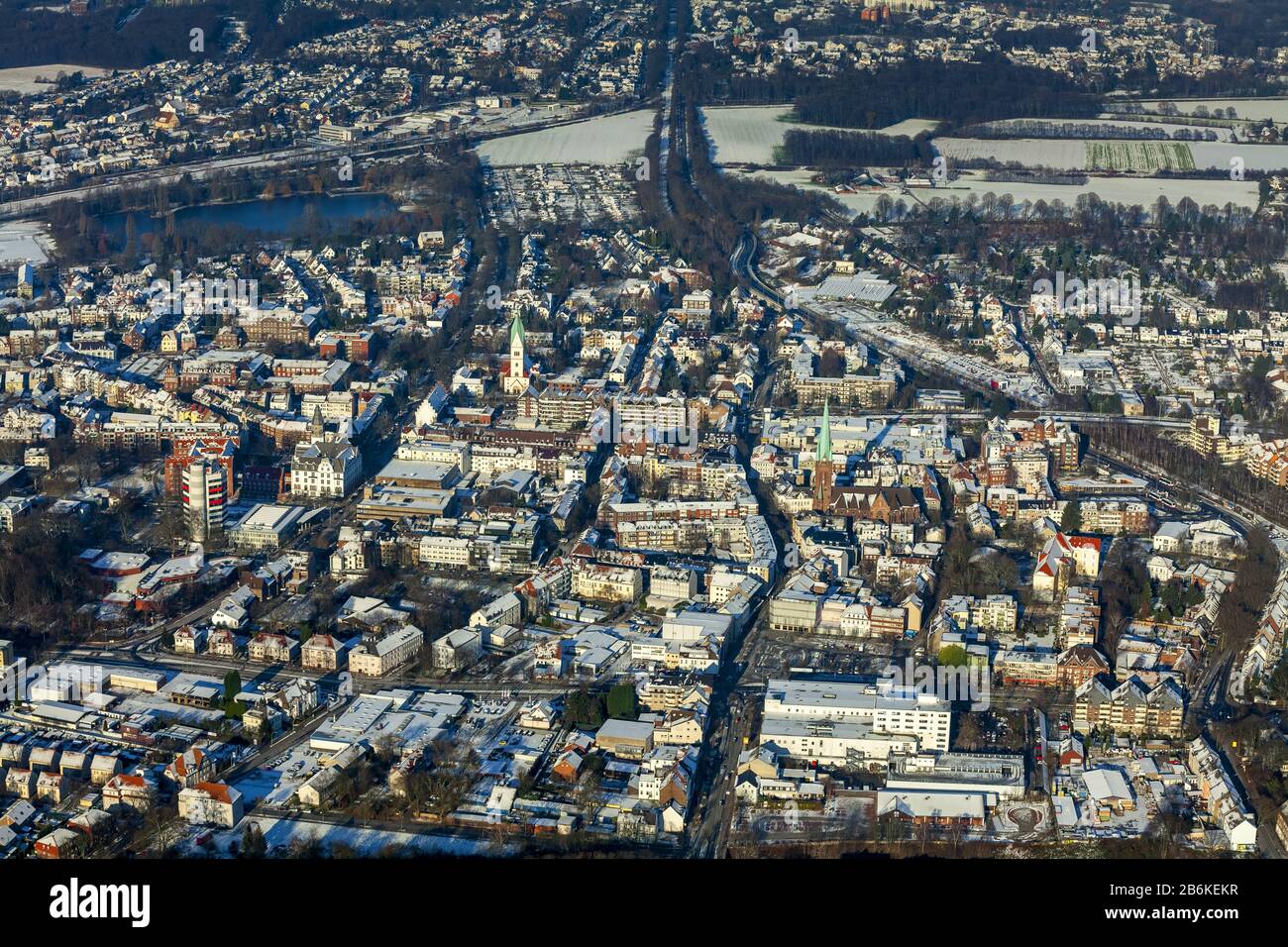 Centro della città di Gladbekc con chiese Chirstuskirche und Lambertikirche in inverno, 28.12.2014, vista aerea, Germania, Renania Settentrionale-Vestfalia, Ruhr Sono Foto Stock