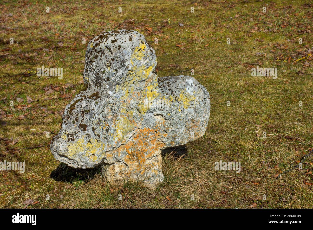 Croce di conciliazione in un prato, Germania, Baviera, Maihingen Foto Stock