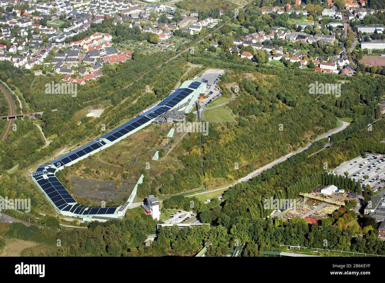 , pannelli solari sul tetto del toboggan estivo correre sul mucchio in Bottrop, 11.10.2012, vista aerea, Germania, Nord Reno-Westfalia, Ruhr Area, Bottrop Foto Stock