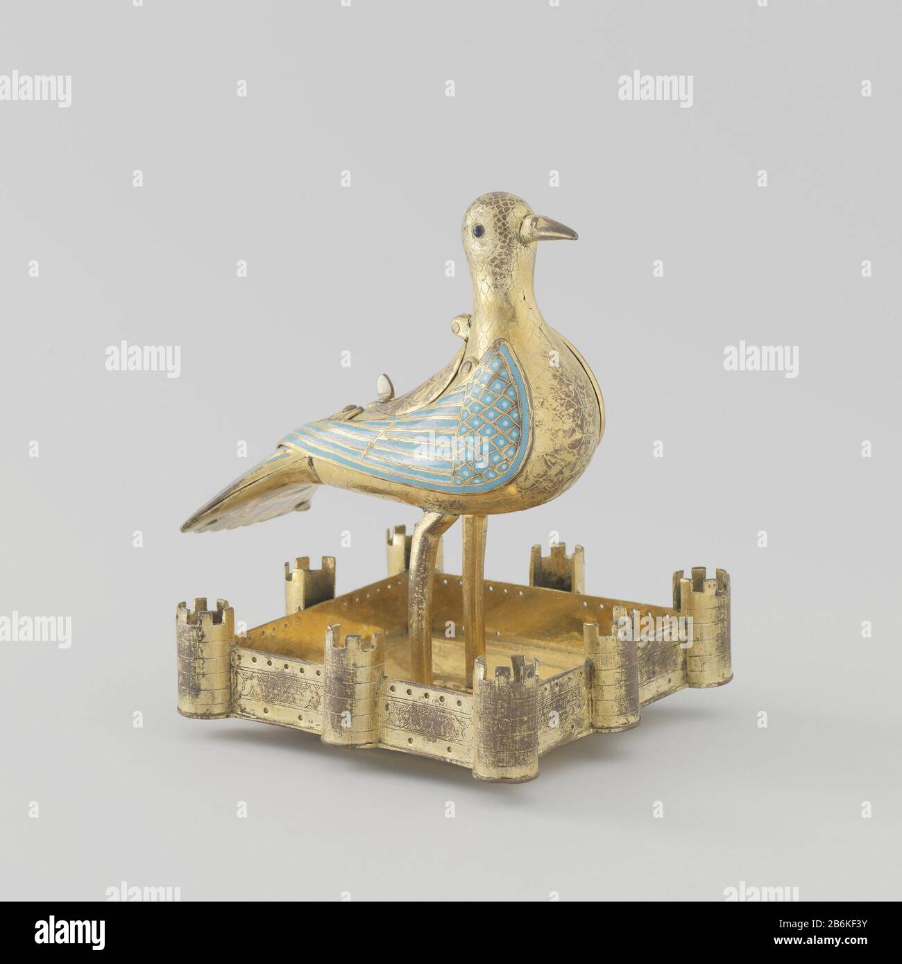 Colomba nel piatto quadrato Eucharistische duif van verguld koper en email champlevé. Geëmailleerd zijn de vleugels, de staart en het middenveld van de vierkante, porta muren met acht torens omgeven schaal waarin de duif staat. Op de rug van de vogel een hartvormig deksel. Onder de bodem van de schaal een gegraveerd kruis. Produttore : vervaardiger: AnoniemPlaats fabbricante: Limoges Dating: CA. 1225 - ca. 1250 Kenmerken Fisico: Verguld koper, email Materiale: Koper email Techniek: Champlevé / vergulden dimensioni: H 22,0 cm. × b 15,9 cm. × d 17,9 cm. grondvlak: b 8,0 cm. × d 8,0 cm. Subj Foto Stock