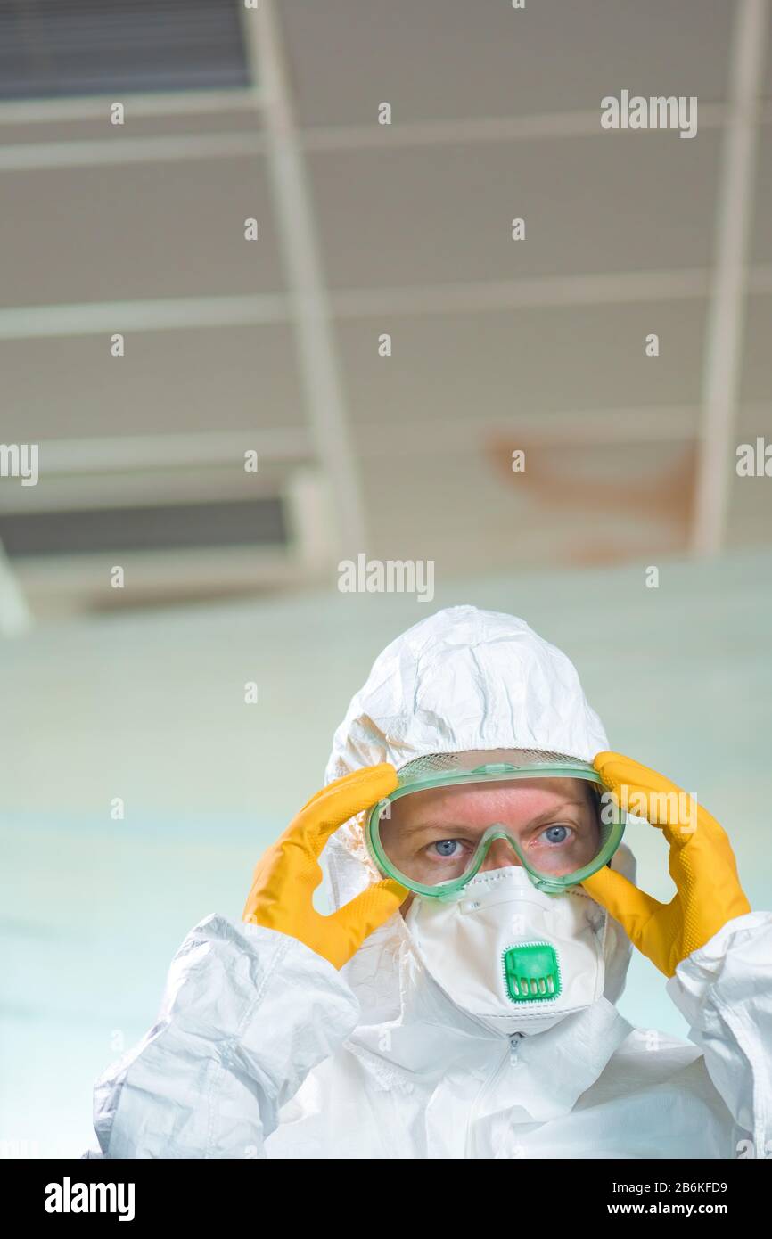 Ritratto di epidemiologo femminile in quarantena virale, colpo ravvicinato stretto di professionista medico in tuta di abbigliamento protettivo Foto Stock