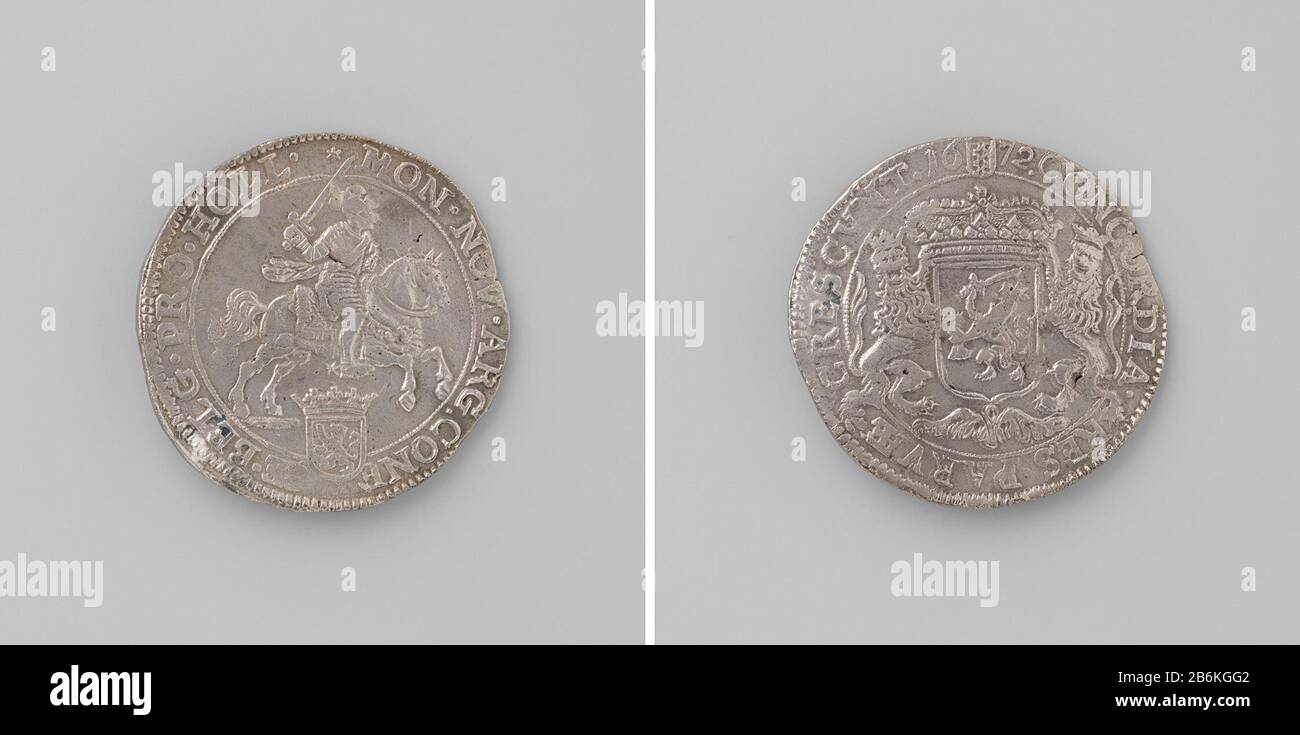 Dukaton picchiato dall'argento applicato nella moneta di Amsterdam Zilveren dukaton. Voorzijde: Ruiter te paard boven wapenschild binnen omschrift. Keerzijde: Gekroond wapenschild door twee gekroonde leeuwen gedragen binnen omschrift. Produttore : Anoniem dating: 1673 Materiale: Zilver Techniek: Slaan dimensioni: D 4,5 cm. × g 32,54 grToelichtingTijdelijke muntslag te Amsterdam. Data: 1672 - 1672 Foto Stock
