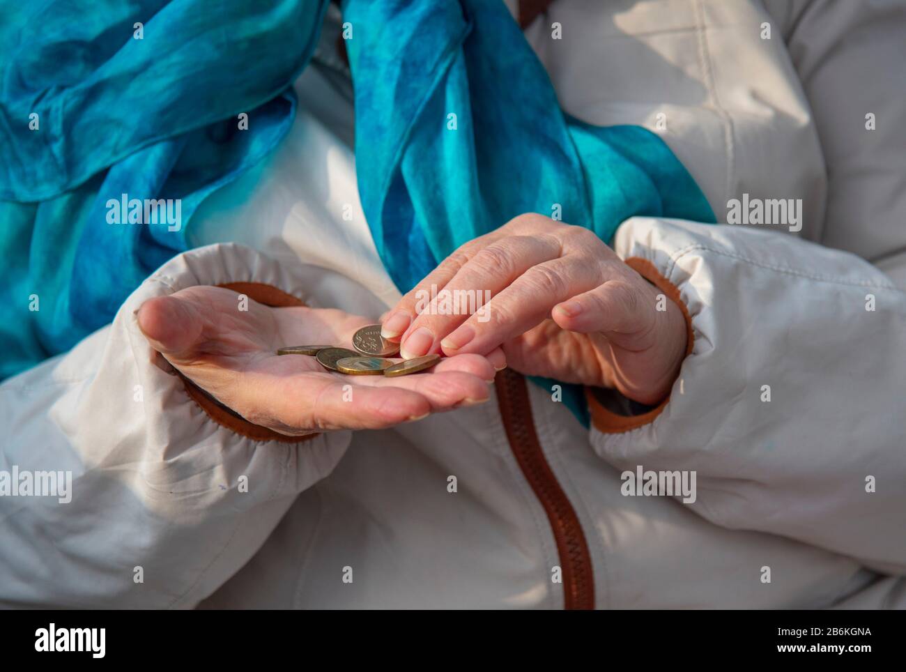 Le mani di una donna anziana contano piccole monete russe. Foto Stock