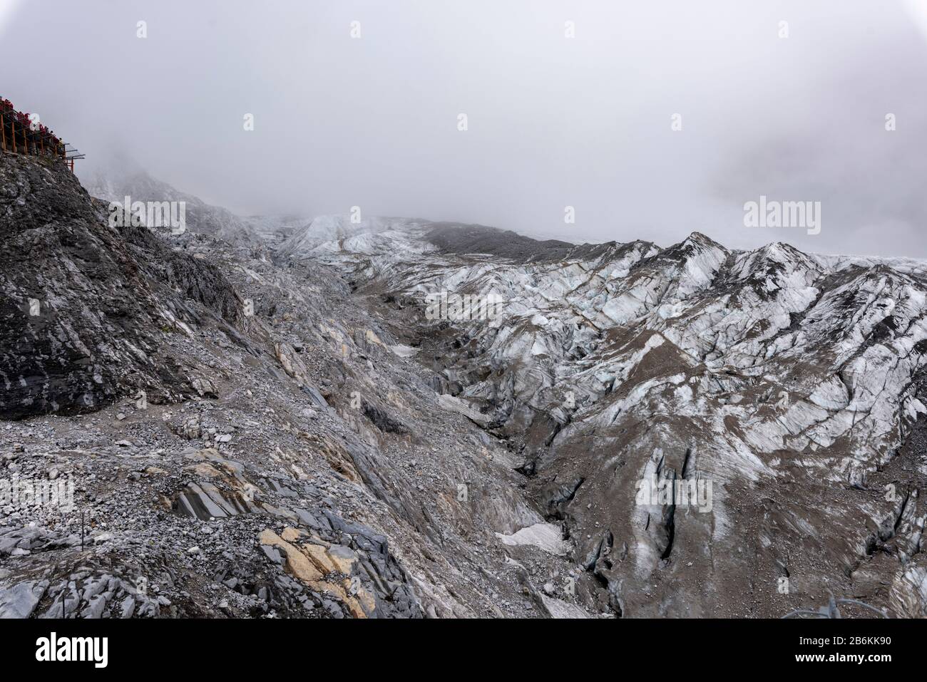 Jade Dragon Snow Mountain, Yulong Xueshan, Lijiang, provincia di Yunnan, Cina, dove i ghiacciai possono essere visti tutto l'anno. Foto Stock