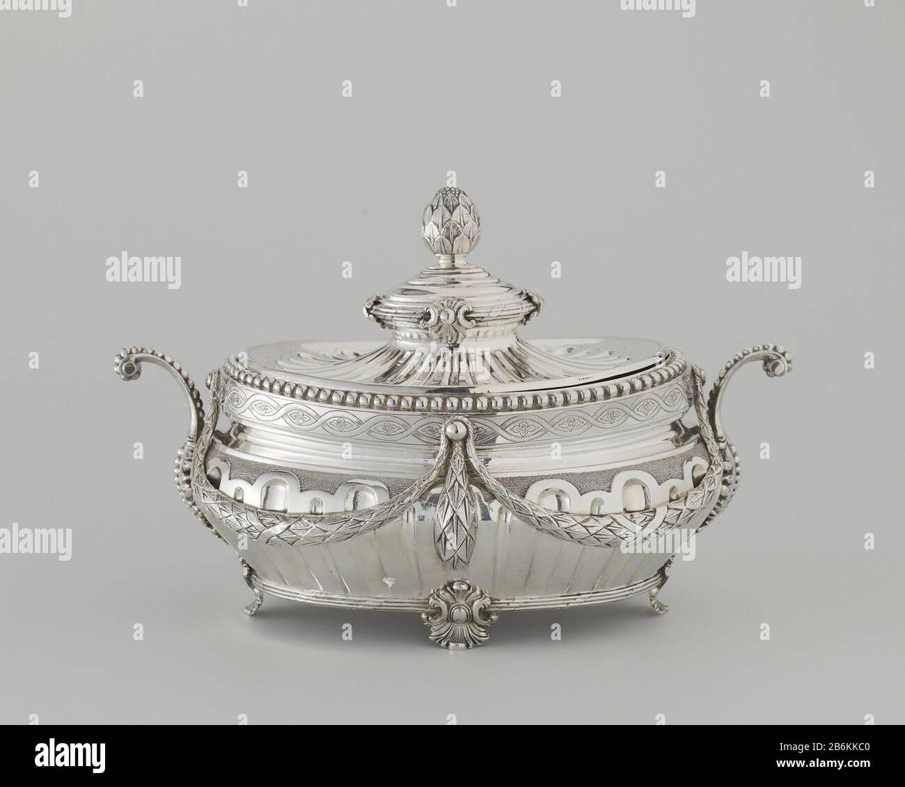 Una grande (A) e due piccole (B e C) zuppiere ovali in stile Luigi XVI Een grote (A) en twee kleine (B en C) terrine ovale in Lodewijk XVI-stijl versierd met gedreven cannelures, guirlandes omwikkeld met linten, geappeerde festenen parranden. Elke terrine heedft een deksel met knop en staat op vier pootjes. Alle terrine gemerkt onder bodem: Middelburg; lettera di ittero K - 1773; mt. P boven Prie = Philippus Prié; gekroonde o = lossingsteken; bijltje = belastingkeur. Terrina BK-1995-14-B è aan binnenzijde gegraerd met N:1. Opmerking: Alle terrine hebben een binnenbak. Produttore : zilve Foto Stock