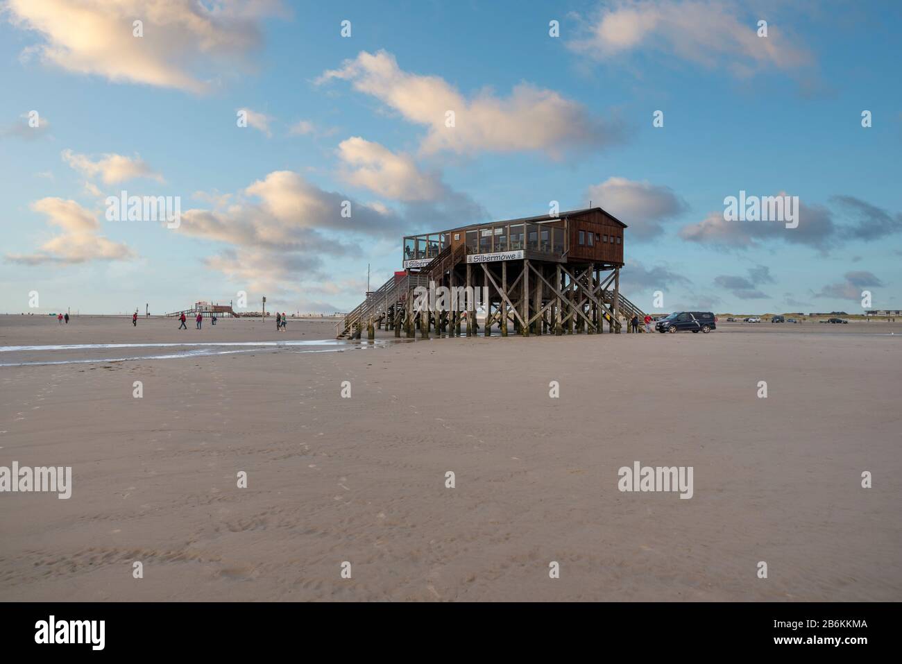 Caffè e ristorante Silbermoewe, case a schiera sulla spiaggia, Sankt Peter-Ording, Mare del Nord, Schleswig-Holstein, Germania, Europa Foto Stock