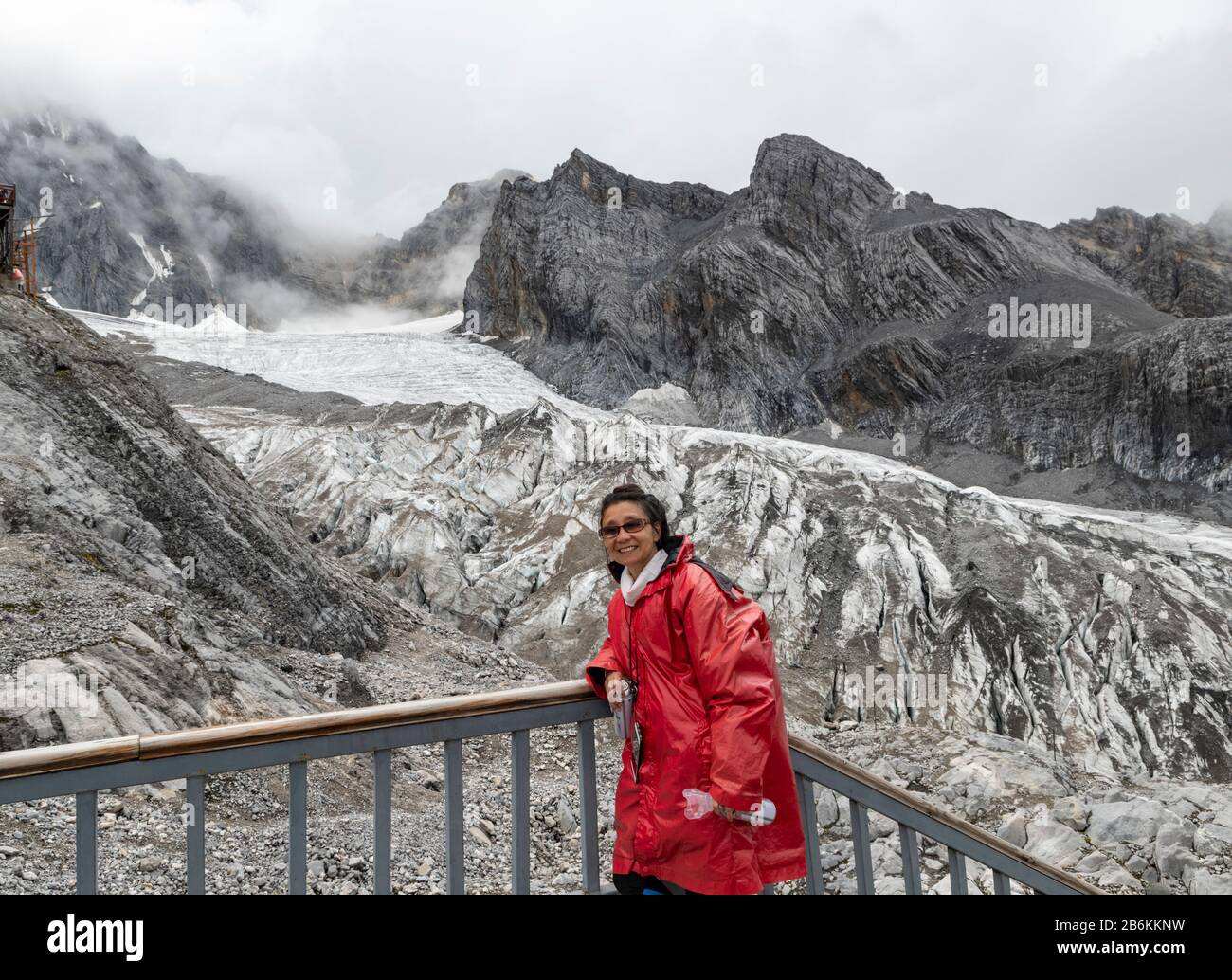 Visita turistica cinese al ghiacciaio di Yulong Xueshan, Lijiang, provincia di Yunnan, Cina, dove possono essere viste durante tutto l'anno. Foto Stock