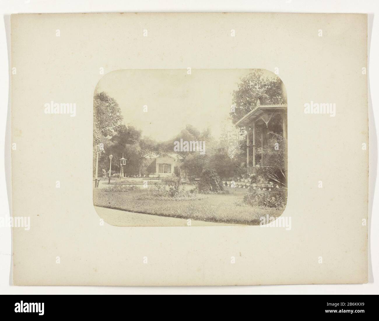 Un chiosco nel parco della città di Surabaya un chiosco nel parco di Surabaya a destra, fare molte pentole. Lasciarono alcuni lampioni e il portico centrale di una casa. Parte dell'album offerto dalla Soerabayasche Association of Sugar Manufacturers di Frederick Beyerinck, residente a Soerabaja. Produttore : fotografo: Herman Salzwedeloprdrachtgever: Soerabayasche Association of Sugar Produttore Luogo di produzione: Surabaya Appuntamenti: 1876 - 1884 Caratteristiche Fisiche: Albumen materiale di stampa: Carta Tecnica: Albumen formato di stampa: H 20 cm. B × 24,7 cm. Soggetto Quando: 1876 - 1884 Foto Stock