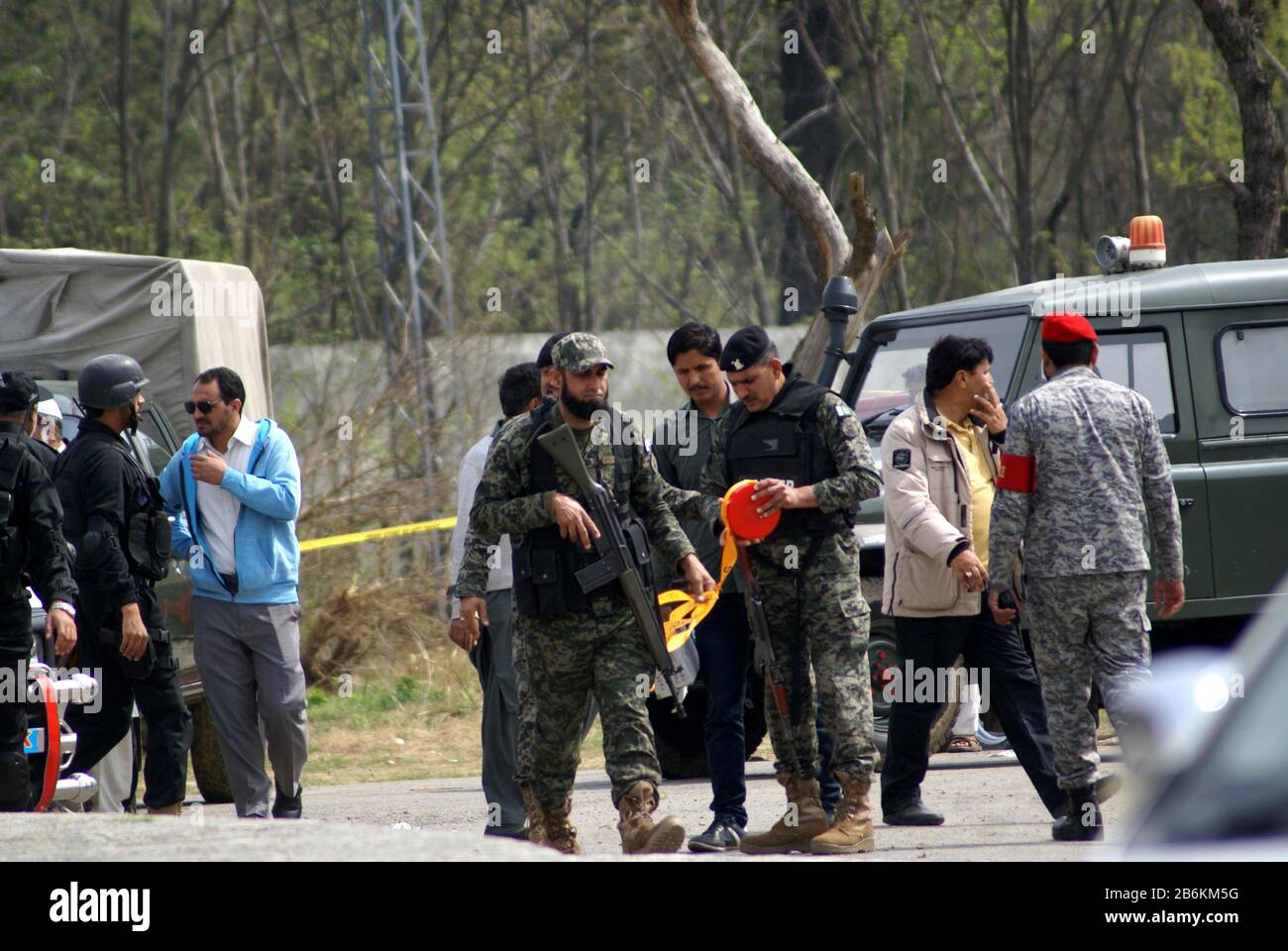 Islamabad. 11th Mar, 2020. Il personale addetto alla sicurezza si è messo in sicurezza nell'area in cui un aereo militare pakistano (PAF) F-16 è andato in crash durante una prova prima della parata militare del Pakistan Day a Islamabad, capitale del Pakistan, l'11 marzo 2020. Un aereo militare pakistano (PAF) F-16 un aereo da combattimento si è schiantato nella capitale Islamabad mercoledì durante una prova per la parata del Pakistan Day, uccidendo il pilota a bordo, portavoce del PAF Syed Ahmer Raza ha detto Xinhua. Credit: Str/Xinhua/Alamy Live News Foto Stock
