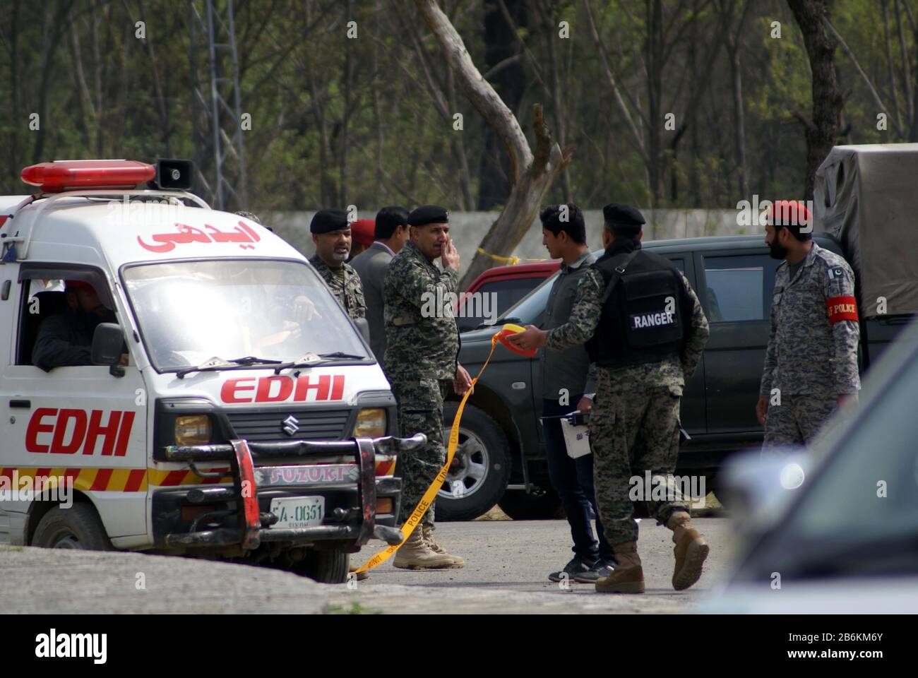 Islamabad. 11th Mar, 2020. Il personale addetto alla sicurezza si è messo in sicurezza nell'area in cui un aereo militare pakistano (PAF) F-16 è andato in crash durante una prova prima della parata militare del Pakistan Day a Islamabad, capitale del Pakistan, l'11 marzo 2020. Un aereo militare pakistano (PAF) F-16 un aereo da combattimento si è schiantato nella capitale Islamabad mercoledì durante una prova per la parata del Pakistan Day, uccidendo il pilota a bordo, portavoce del PAF Syed Ahmer Raza ha detto Xinhua. Credit: Str/Xinhua/Alamy Live News Foto Stock