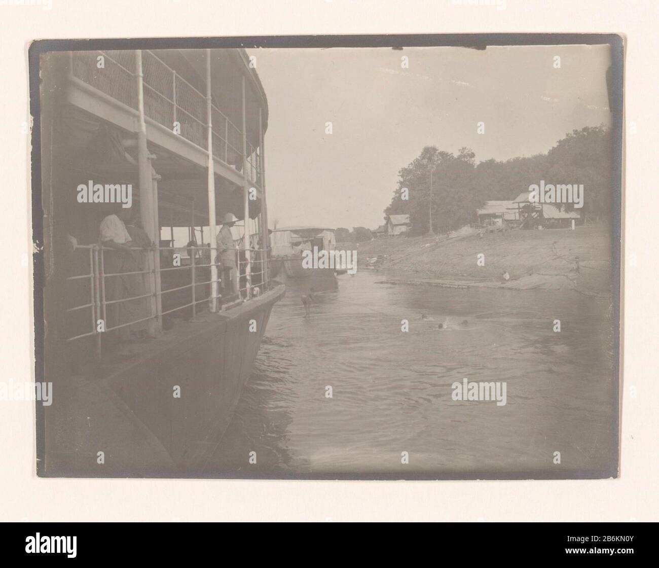 Un passeggero sulle rive di un fiume, Asia sudorientale Tipo Di Proprietà: Fotografie numero articolo: RP-F 2000-9-66 Produttore : fotografo: John Adriani (attribuito a) Luogo fabbricazione: Sud-est asiatico Data: 1907 caratteristiche Fisiche: Gelatina argento materiale di stampa: Carta fotografica Tecnica: Gelatina argento pressione dimensioni: H 88 mm × L 115 mm Foto Stock