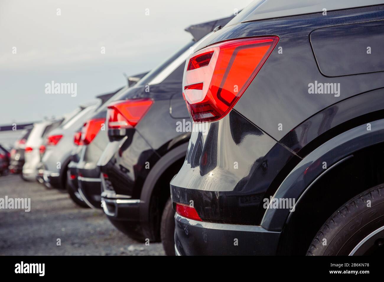 Cognac, Francia - 16 febbraio 2020:allineamento di auto di lusso di seconda mano per la vendita sulla rete della tedesca Audi - concessionario Volkswagen Foto Stock