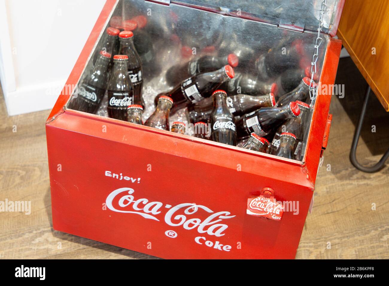 Bordeaux , Aquitaine / France - 09 18 2019 : il raffreddatore d'annata Coca Cola è una bevanda analcolica gassata prodotta dalla Coca-Cola Company Foto Stock