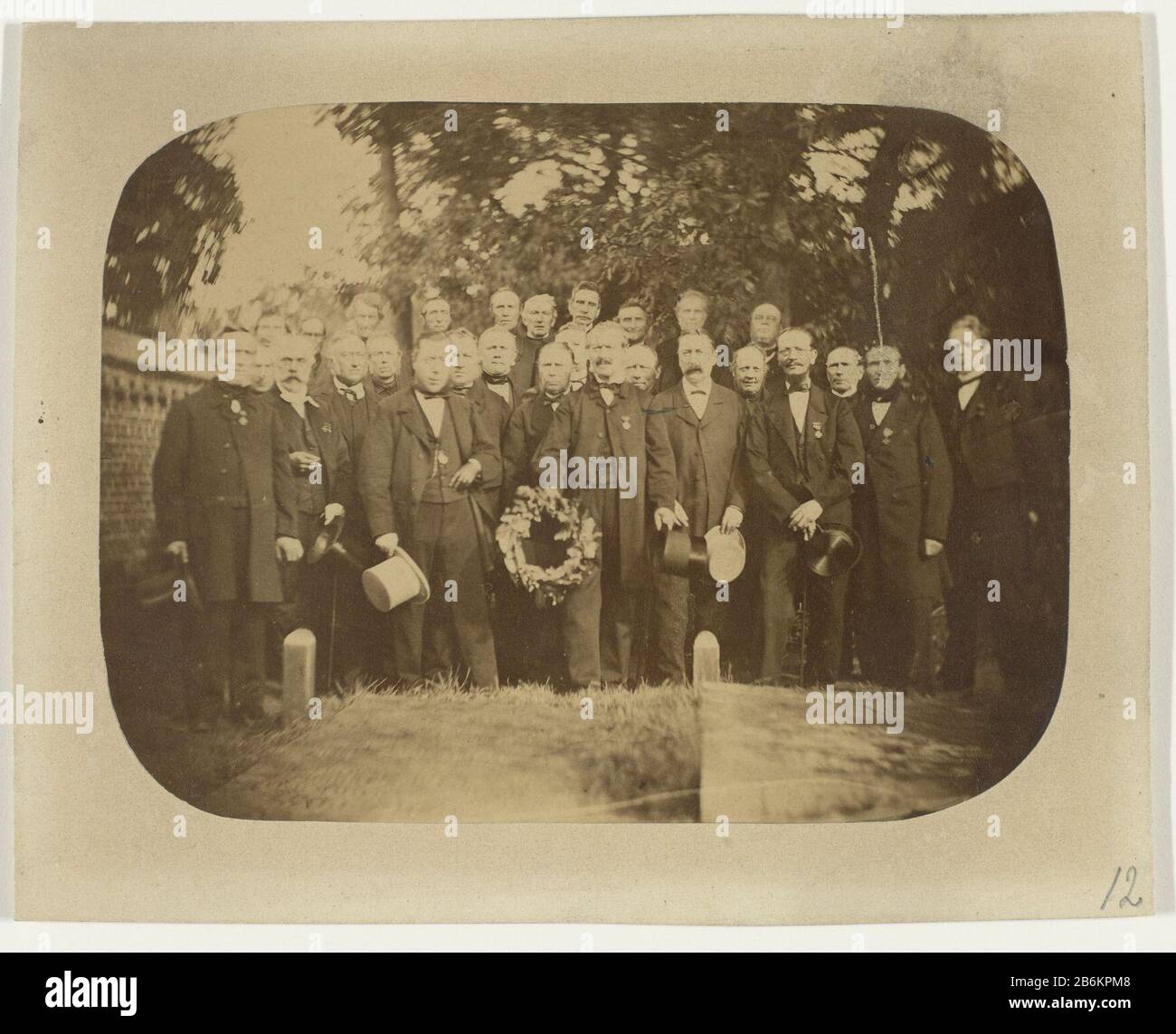 Omaggio volontario dei cacciatori a Edmond Willem van Dam Isselt alla sua tomba, NM-10388-12-C foto, gruppo di uomini in abiti neri con cappelli in mano e il centro di un giuramento, davanti, in una tomba; sfondo: Alberi (l.) muro. Nota: Fatt. No NG-NM-10388-12-b. Produttore :. Anonymous location manufacturing: Tiel Data: 1868 Materiale: Cartone Tecnica: Stampa / fotografia dimensioni: H 14,4 cm. B × 18,1 cm. Soggetto Quando: 1868 - 1868 Foto Stock